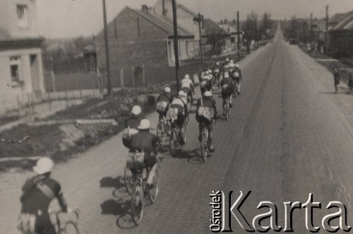 Brak daty, brak miejsca.
Wyścig kolarski. Peleton przejeżdża przez teren zabudowany.
Fot. NN, zbiory Ośrodka Karta, udostępniło Warszawskie Towarzystwo Cyklistów (WTC).