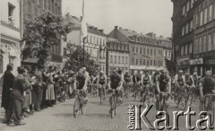 Brak daty, brak miejsca.
Wyścig kolarski. Peleton przejeżdża przez miasto.
Fot. NN, zbiory Ośrodka Karta, udostępniło Warszawskie Towarzystwo Cyklistów (WTC).