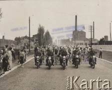 Brak daty, brak miejsca.
Wyścig kolarski. Przed peletonem kolarzy jadą motocykliści.
Fot. NN, zbiory Ośrodka Karta, udostępniło Warszawskie Towarzystwo Cyklistów (WTC).