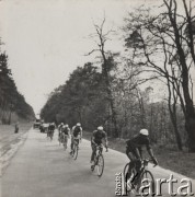 Brak daty, brak miejsca.
Wyścig kolarski.
Fot. NN, zbiory Ośrodka Karta, udostępniło Warszawskie Towarzystwo Cyklistów (WTC).