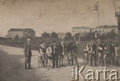 Koniec XIX w., Cesarstwo Niemieckie.
Finałowy wyścig o Wielką Nagrodę w Hamburgu: sędzia d' Outrelon; zawodnicy: Bourrillon, Lehr, Arend i Huber. 
Fot. NN, zbiory Ośrodka Karta, udostępniło Warszawskie Towarzystwo Cyklistów (WTC).
