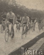 Brak daty, brak miejsca.
Zawodnicy jednego z wyścigów.
Fot. NN, zbiory Ośrodka Karta, udostępniło Warszawskie Towarzystwo Cyklistów (WTC).