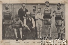 Koniec XIX w., brak miejsca.
Grupa zawodników kolarskich, od lewej: Steenson, Johnson, Eck, Jallu, Jimmy Michael, Weinig i Jallu.
Fot. NN, zbiory Ośrodka Karta, udostępniło Warszawskie Towarzystwo Cyklistów (WTC).