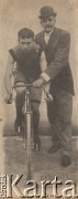 Koniec XIX wieku, brak miejsca.
Kolarz z trenerem 'Choppy' Warburtonem.
Fot. NN, zbiory Ośrodka Karta, udostępniło Warszawskie Towarzystwo Cyklistów (WTC).