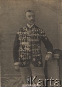 Przełom XIX i XX wieku, brak miejsca.
Portret wielokrotnego mistrza kolarskiego Zimmermanna (Athura Augusta?).
Fot. NN, zbiory Ośrodka Karta, udostępniło Warszawskie Towarzystwo Cyklistów (WTC).