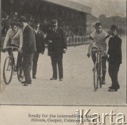 Koniec XIX wieku, brak miejsca.
Start międzynarodowych zawodów: zawodnicy obok mężczyzn wypuszczających ich do startu oraz sędziów. Na zdjęciu m.in. Silvers, Cooper, Coleman, Stocks.
Fot. NN, zbiory Ośrodka Karta, udostępniło Warszawskie Towarzystwo Cyklistów (WTC).