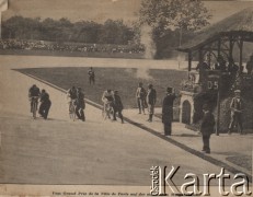 Początek XX wieku, Francja.
Start międzynarodowych zawodów o Grand Prix Paryża. Zawodnicy obok mężczyzn wypuszczających ich do startu oraz sędziów.
Fot. NN, zbiory Ośrodka Karta, udostępniło Warszawskie Towarzystwo Cyklistów (WTC).