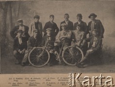 Przełom XIX i XX wieku, brak miejsca.
Zdjęcie zbiorowe cyklistów: J. Kuklick, M. Kolenda, A. Peter, K. Gartner, P. Blankenburg, Joh. Walzer, August Euler, Josef  Franz, J. Lederer, Herman Weiss, Josef Sobotka, M. Grunbeck.
Fot. NN, zbiory Ośrodka Karta, udostępniło Warszawskie Towarzystwo Cyklistów (WTC).