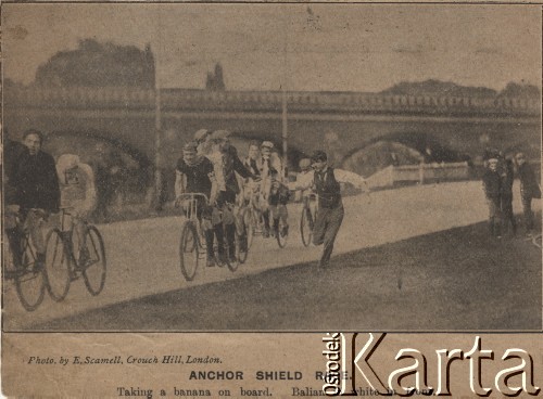 Przełom XIX i XX wieku, Londyn, Anglia.
Uczestnicy wyścigu na welodromie w Herne Hill. Jeden z zawodników otrzymuje banana od zespołu. Na pierwszym planie, w białym stroju Balian. 
Fot. E. Scamell, zbiory Ośrodka Karta, udostępniło Warszawskie Towarzystwo Cyklistów (WTC).