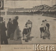 Koniec XIX wieku, brak miejsca.
Start wyścigu na torze kolarskim. Na linii mety Linton i Stocks.
Fot. NN, zbiory Ośrodka Karta, udostępniło Warszawskie Towarzystwo Cyklistów (WTC).