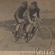 Przełom XIX i XX wieku, brak miejsca.
Bracia Farman na tandemie.
Fot. NN, zbiory Ośrodka Karta, udostępniło Warszawskie Towarzystwo Cyklistów (WTC).
