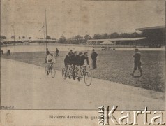 Koniec XIX wieku, brak miejsca.
Rivierre za kwadracyklem (kwadrupletem) na torze kolarskim w czasie wyścigu.
Fot. NN, zbiory Ośrodka Karta, udostępniło Warszawskie Towarzystwo Cyklistów (WTC).