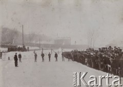 Koniec XIX wieku, brak miejsca.
Zawodnicy na starcie wyścigu łyżwiarskiego, po prawej stronie publiczność.
Fot. NN, zbiory Ośrodka Karta, udostępniło Warszawskie Towarzystwo Cyklistów (WTC).