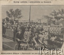 Początek XX wieku, Warszawa, Polska pod zaborem rosyjskim.
Wyścig cyklistów i motocyklistów ma Dynasach. Motocykliści: Efimow i Leonard Piotrowski na pierwszym planie, dalej sędziowie.
Fot. NN, zbiory Ośrodka Karta, udostępniło Warszawskie Towarzystwo Cyklistów (WTC).