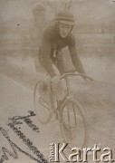 Przełom XIX i XX wieku, Warszawa, Polska pod zaborem rosyjskim.
Jan Zimermann na Dynasach.
Fot. NN, zbiory Ośrodka Karta, udostępniło Warszawskie Towarzystwo Cyklistów (WTC).