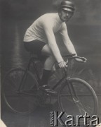 Początek XX wieku, Polska pod zaborem rosyjskim.
Cyklista A. Orzechowski.  Zdjęcie pozowane w atelier fotograficznym.
Fot. NN, zbiory Ośrodka Karta, udostępniło Warszawskie Towarzystwo Cyklistów (WTC).