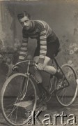 Początek XX wieku, Warszawa, Polska pod zaborem rosyjskim.
Cyklista E. Skrzypek.  Zdjęcie pozowane w atelier fotograficznym.
Fot. NN, zbiory Ośrodka Karta, udostępniło Warszawskie Towarzystwo Cyklistów (WTC).