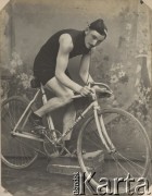 Początek XX wieku, Warszawa, Polska pod zaborem rosyjskim.
Cyklista Bolesław Fudzyński. Zdjęcie pozowane w atelier fotograficznym.
Fot. NN, zbiory Ośrodka Karta, udostępniło Warszawskie Towarzystwo Cyklistów (WTC).