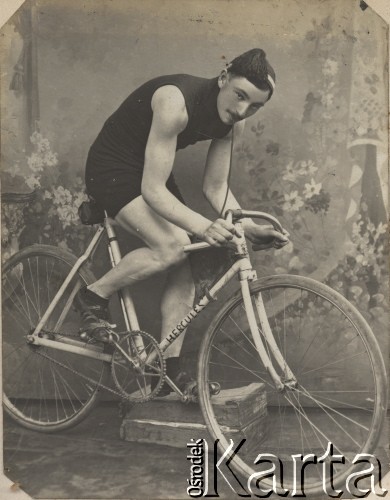 Początek XX wieku, Warszawa, Polska pod zaborem rosyjskim.
Cyklista Bolesław Fudzyński. Zdjęcie pozowane w atelier fotograficznym.
Fot. NN, zbiory Ośrodka Karta, udostępniło Warszawskie Towarzystwo Cyklistów (WTC).