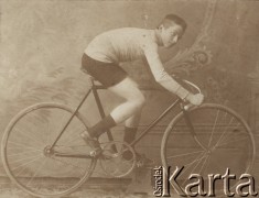 Przełom XIX i XX wieku, brak miejsca.
Cyklista Nicki ps. Noris.
Fot. NN, zbiory Ośrodka Karta, udostępniło Warszawskie Towarzystwo Cyklistów (WTC).