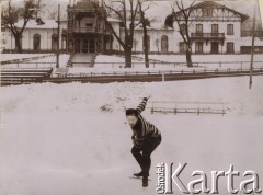 1901, Warszawa, Polska pod zaborem rosyjskim.
Wybitny cyklista Władysław Dzierżanowski trenuje jazdę na łyżwach na torze na Dynasach. W tle siedziba budynek siedzibty warszawskiego Towarzystwa Cyklistów na Dynasach.
Fot. NN, zbiory Ośrodka Karta, udostępniło Warszawskie Towarzystwo Cyklistów (WTC).