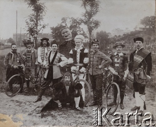 1905, Lublin, Polska pod zaborem rosyjskim.
Zjazd Towarzystw Zaprzyjaźnionych w Lublinie, uczestnicy przebrani w kostiumy. 
Fot. NN, zbiory Ośrodka Karta, udostępniło Warszawskie Towarzystwo Cyklistów (WTC).