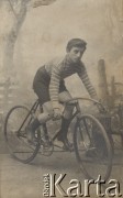 Przełom XIX i XX wieku, brak miejsca.
Cyklista.
Fot. NN, zbiory Ośrodka Karta, udostępniło Warszawskie Towarzystwo Cyklistów (WTC).