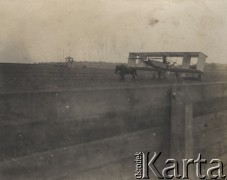 Prawdopodobnie 1909-1910, Warszawa, Polska pod zaborem rosyjskim.
Pokaz lotniczy na Polu Mokotowskim zorganizowany przez Warszawskie Towarzystwo Lotnicze 