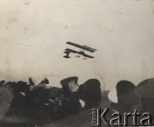 Prawdopodobnie 1909-1910, Warszawa, Polska pod zaborem rosyjskim.
Pokaz lotniczy na Polu Mokotowskim zorganizowany przez Warszawskie Towarzystwo Lotnicze 