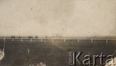 Prawdopodobnie 1909-1910, Warszawa, Polska pod zaborem rosyjskim.
Pokaz lotniczy na Polu Mokotowskim zorganizowany przez Warszawskie Towarzystwo Lotnicze 