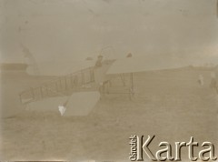 Prawdopodobnie 1909-1910, Warszawa, Polska pod zaborem rosyjskim.
Pokaz lotniczy na Polu Mokotowskim zorganizowany przez Warszawskie Towarzystwo Lotnicze 