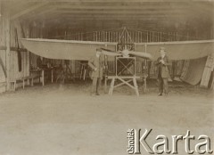 Prawdopodobnie 1909-1910, Warszawa, Polska pod zaborem rosyjskim.
Pole Mokotowskie, lotnicy,  prawdopodobnie z Warszawskiego Towarzystwa Lotniczego 