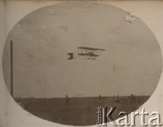 Prawdopodobnie 1909-1910, Warszawa, Polska pod zaborem rosyjskim.
Pokaz lotniczy na Polu Mokotowskim zorganizowany przez Warszawskie Towarzystwo Lotnicze 