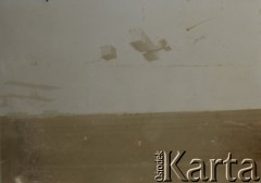 Prawdopodobnie 1909-1910, Warszawa, Polska pod zaborem rosyjskim.
Pokaz lotniczy na Polu Mokotowskim zorganizowany przez Warszawskie Towarzystwo Lotnicze 