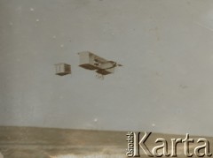 Prawdopodobnie 1909-1910, Warszawa, Polska pod zaborem rosyjskim.
Pokaz lotniczy na Polu Mokotowskim zorganizowany przez Warszawskie Towarzystwo Lotnicze 