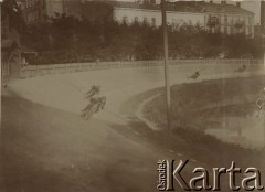 Początek XX wieku, Warszawa, Polska pod zaborem rosyjskim.
Zawodnicy w trakcie wyścigu motocyklowego na Dynasach.
Fot. NN, zbiory Ośrodka Karta, udostępniło Warszawskie Towarzystwo Cyklistów (WTC).