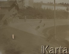 Początek XX wieku, Warszawa, Polska pod zaborem rosyjskim.
Zawodnicy w trakcie wyścigu motocyklowego na Dynasach.
Fot. NN, zbiory Ośrodka Karta, udostępniło Warszawskie Towarzystwo Cyklistów (WTC).
