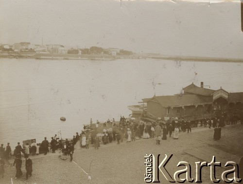 1910, Warszawa, Polska pod zaborem rosyjskim.
Regaty na Wiśle, publiczność zebrana obok przystani Warszawskiego Towarzystwa Wioślarskiego.
Fot. NN, zbiory Ośrodka Karta, udostępniło Warszawskie Towarzystwo Cyklistów (WTC).