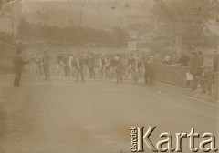 Początek XX wieku, Warszawa, Polska pod zaborem rosyjskim.
Cykliści podczas wyścigu na torze na Dynasach. Po lewej stronie sędziowie, po prawej stronie publiczność. 
Fot. NN, zbiory Ośrodka Karta, udostępniło Warszawskie Towarzystwo Cyklistów (WTC).