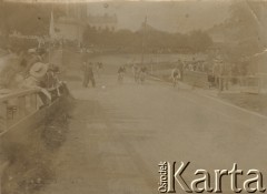 Początek XX wieku, Warszawa, Polska pod zaborem rosyjskim.
Cykliści podczas wyścigu na torze na Dynasach. Po prawej stronie sędziowie, w tle i po lewej stronie publiczność. 
Fot. NN, zbiory Ośrodka Karta, udostępniło Warszawskie Towarzystwo Cyklistów (WTC).