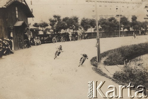 1896, Warszawa, Polska pod zaborem rosyjskim.
Emil Szyller na torze na Dynasach.
Fot. NN, zbiory Ośrodka Karta, udostępniło Warszawskie Towarzystwo Cyklistów (WTC).