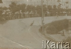 1896, Warszawa, Polska pod zaborem rosyjskim.
Emil Szyller na torze na Dynasach.
Fot. NN, zbiory Ośrodka Karta, udostępniło Warszawskie Towarzystwo Cyklistów (WTC).