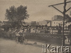 Początek XX wieku, Warszawa, Polska pod zaborem rosyjskim.
Wyścig motocyklowy na Dynasach, po prawej stolik sędziowski.
Fot. NN, zbiory Ośrodka Karta, udostępniło Warszawskie Towarzystwo Cyklistów (WTC).