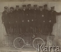 Przełom XIX i XX wieku, Warszawa, Polska pod zaborem rosyjskim.
Członkowie jednego z warszawskich towarzystw (?).
Fot. NN, zbiory Ośrodka Karta, udostępniło Warszawskie Towarzystwo Cyklistów (WTC).