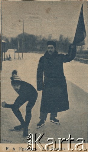 Koniec XIX wieku, brak miejsca.
Aleksandr  Panszin daje znak flagĻ do startu w wieloboju ≥yŅwiarskim N.A. Krjukowowi.
Fot. NN, zbiory Oúrodka Karta, udostÍpni≥o Warszawskie Towarzystwo Cyklistůw (WTC).