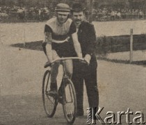 1907, Warszawa, Polska pod zaborem rosyjskim.
Mistrz Dynasów Henryk Weiss.
Fot. NN, zbiory Ośrodka Karta, udostępniło Warszawskie Towarzystwo Cyklistów (WTC).