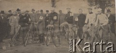 Początek XX wieku, Polska pod zaborem rosyjskim.
Uczestnicy wyścigu 20-wiorstowego ze Skierniewic do Rawy na fotografii  autorstwa D. Przydeckiego ze Skierniewic dla tygodnika 
