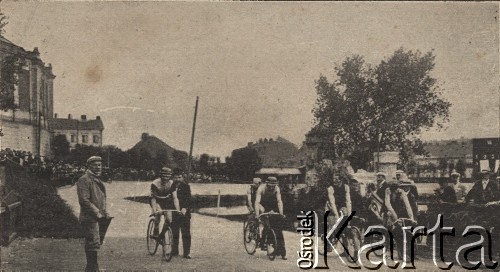 1907, Warszawa, Polska pod zaborem rosyjskim.
Zawodnicy na linii startu w wyścigu o mistrzostwo Dynasów.
Fot. NN, zbiory Ośrodka Karta, udostępniło Warszawskie Towarzystwo Cyklistów (WTC).