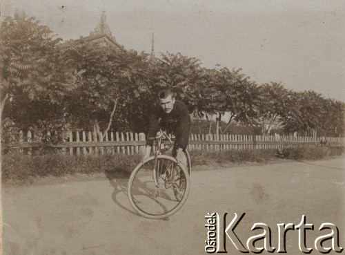Początek XX wieku, Polska pod zaborem rosyjskim.
Stanisław Wyhowski.
Fot. NN, zbiory Ośrodka Karta, udostępniło Warszawskie Towarzystwo Cyklistów (WTC).