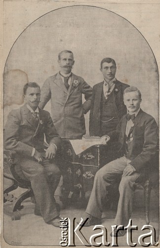 Przełom XIX i XX w., brak miejsca.
Portret zbiorowy panów: J. Fischera , H.T. Hirscha, C, Trifoniego, Franza Heine.
Fot. NN, zbiory Ośrodka Karta, udostępniło Warszawskie Towarzystwo Cyklistów (WTC).
